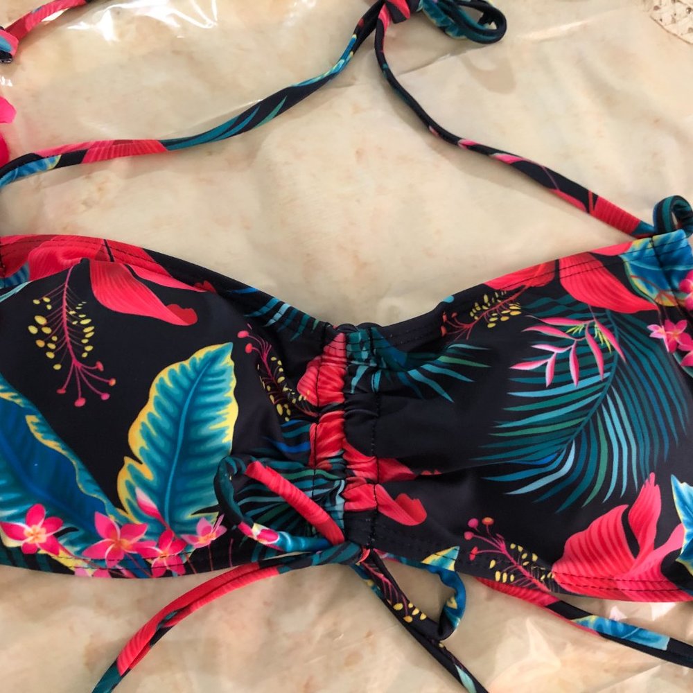 🌺 Tropical Babe Two-Piece Bikini – Black Floral - Picture 4 of 7